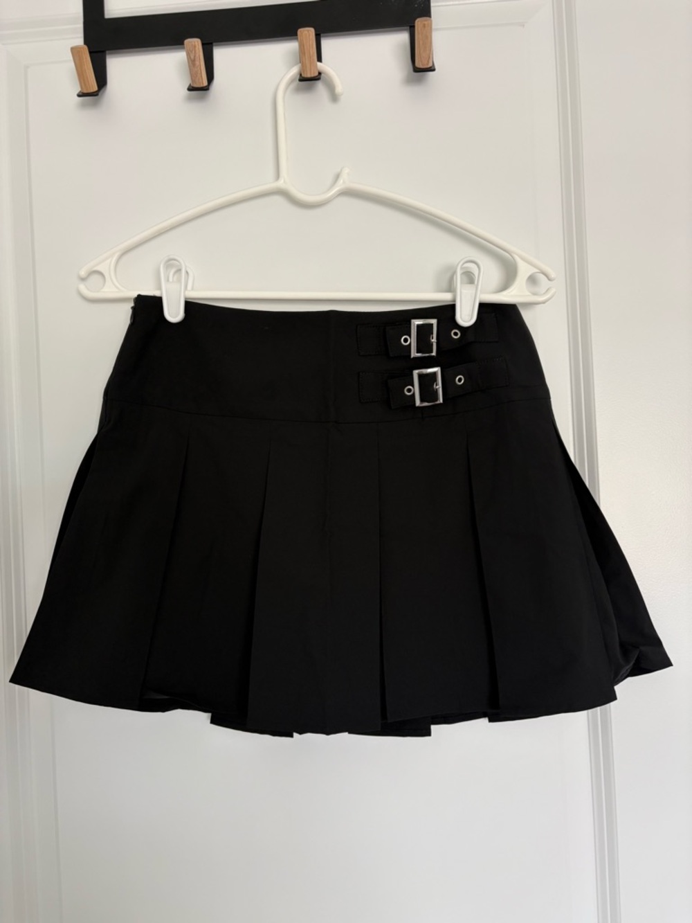 HALARA Black Pleated Mini Skirt with Buckle Detail